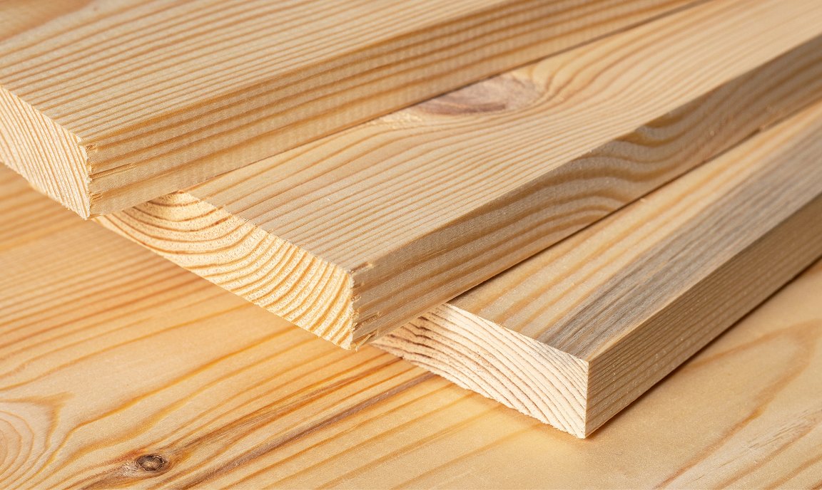 Když smrk nestačí: borovice míří do českého stavebnictví